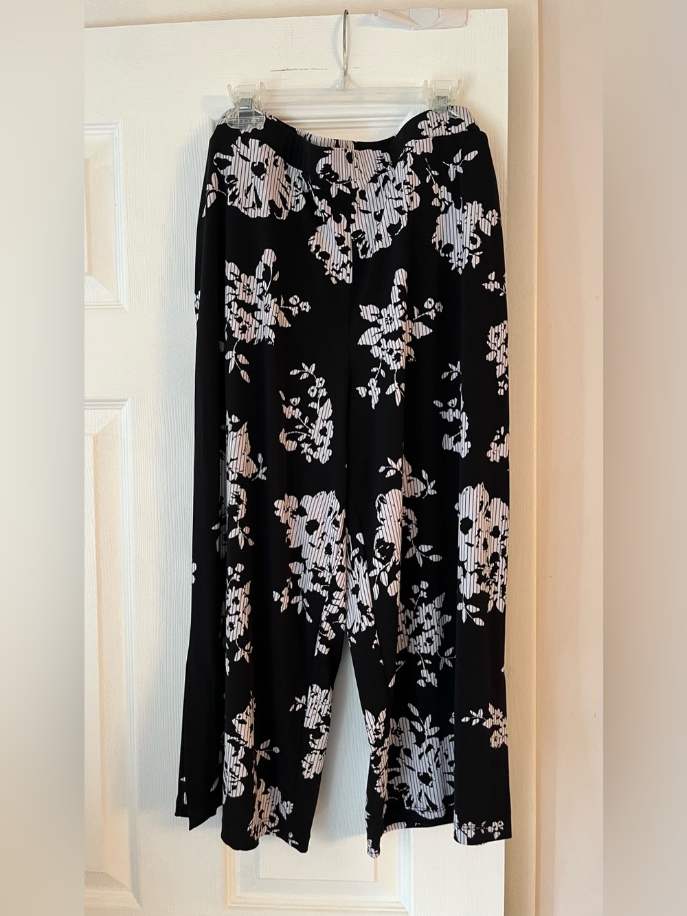 Graver Liquid Knit Black White Floral Wide Leg Crop Pants Medium